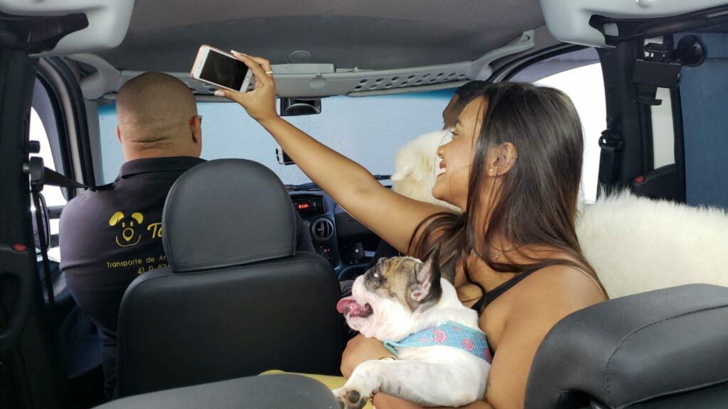 mulher-cachorro-tirando-foto-selfie-carro